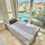 Beachside 4-bedroom With Pool 4*