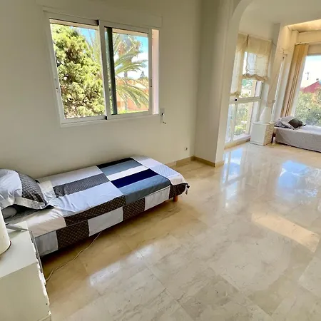 מלון Beachside 4-bedroom With Pool 4*