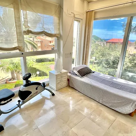 מלון Beachside 4-bedroom With Pool אליקאנטה