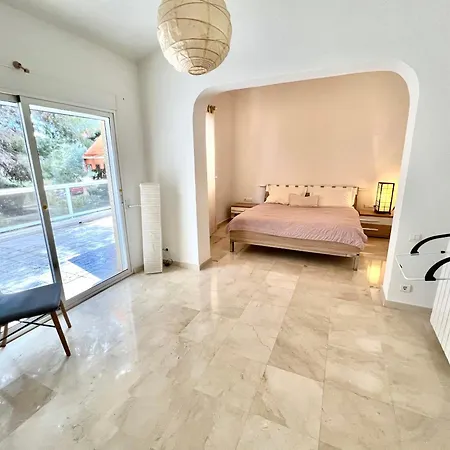 Beachside 4-bedroom With Pool מלון