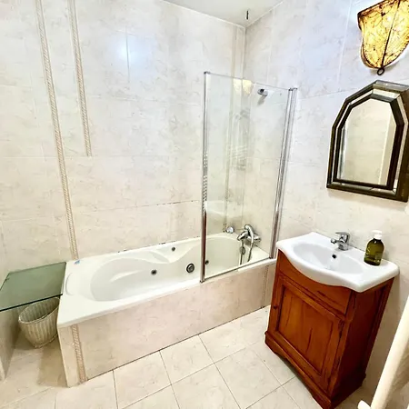 Beachside 4-bedroom With Pool מלון 4*