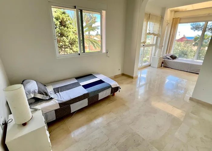 מלון Beachside 4-bedroom With Pool 4*