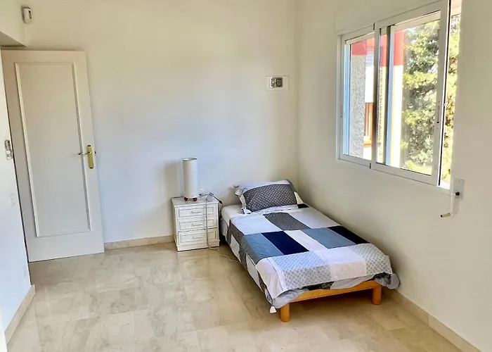 Beachside 4-bedroom With Pool 4*