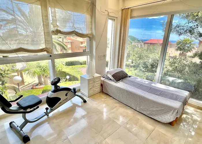 מלון Beachside 4-bedroom With Pool אליקאנטה