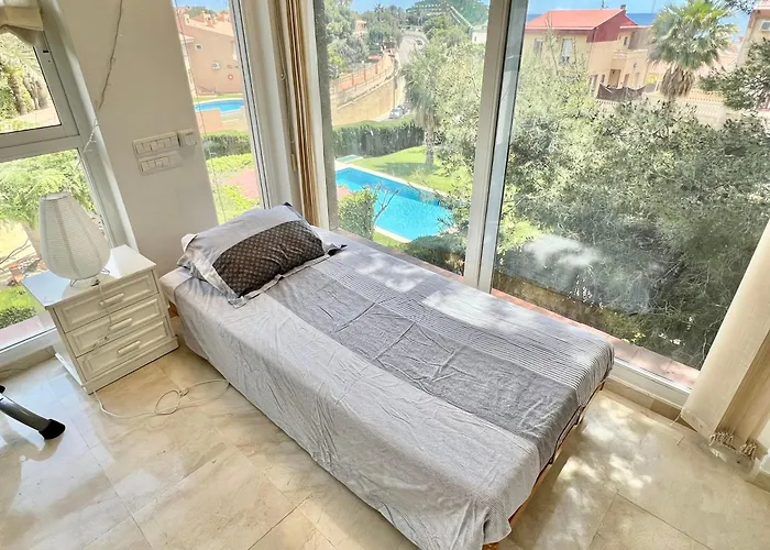 Beachside 4-bedroom With Pool 4*
