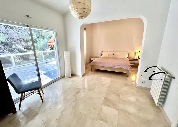 Beachside 4-bedroom With Pool מלון