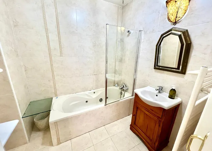 Beachside 4-bedroom With Pool מלון 4*