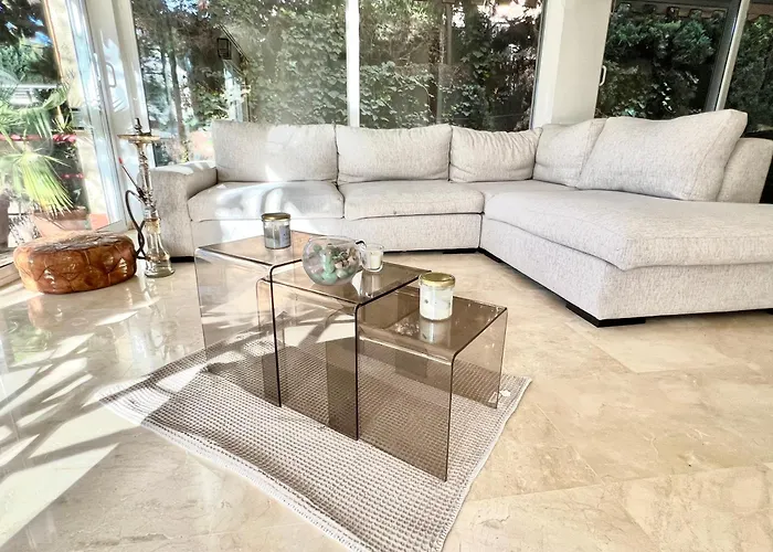 מלון Beachside 4-bedroom With Pool 4*