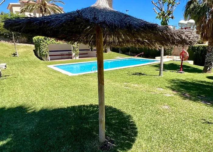 Beachside 4-bedroom With Pool