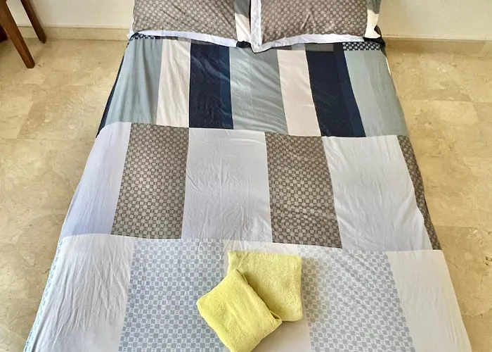 Beachside 4-bedroom With Pool מלון