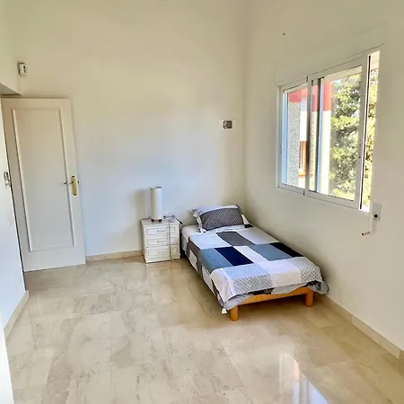 Beachside 4-bedroom With Pool 4*