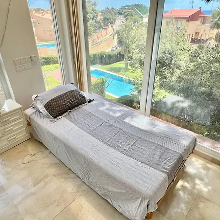 Beachside 4-bedroom With Pool 4*